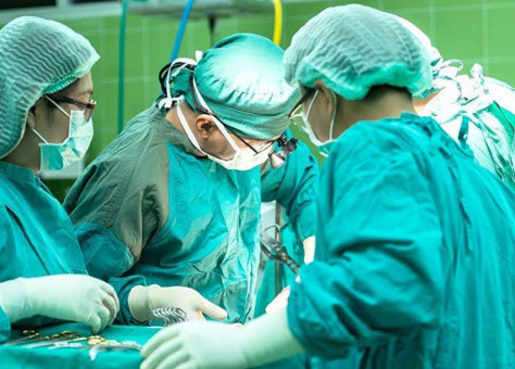 جراح جريء يجري أول عملية زرع رأس في الصين